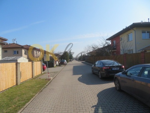 Dražba pozemků s komunikací ve Velkých Přílepech