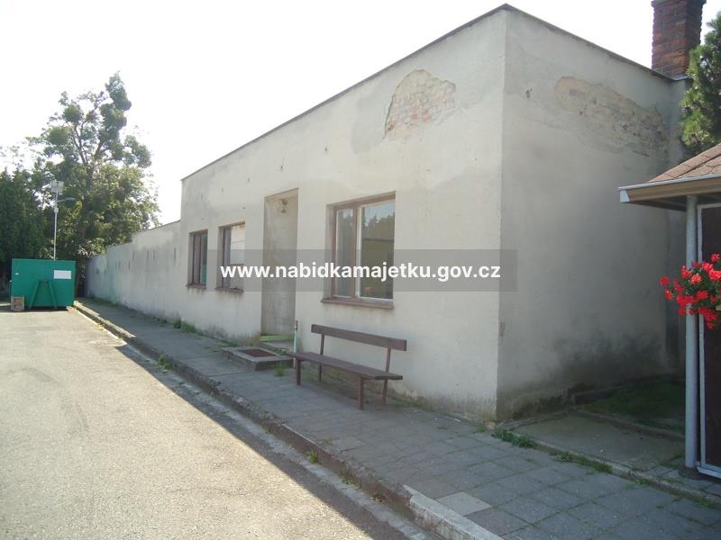 Pozemek st. č. 295/2, jehož součástí je stavba Všechovice, č.e. 9, garáž, vše v k. ú. Všechovice