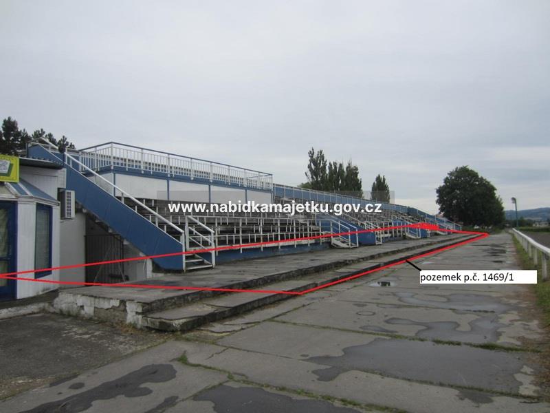 Slušovice, parc. č. 1469/1, na pozemku stojí stavba: bez čp/če, obč.vyb. — fotka 2