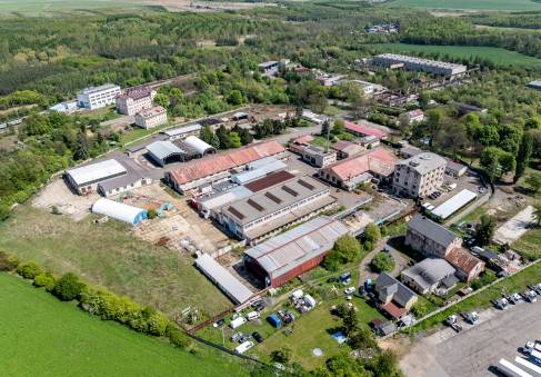 VEŘEJNÁ DRAŽBA - areál STS Prunéřov, a.s., užitná plocha 11.945 m2, pozemky celkem 55.965 m2, včetně strojního zařízení, Kadaň — fotka 2