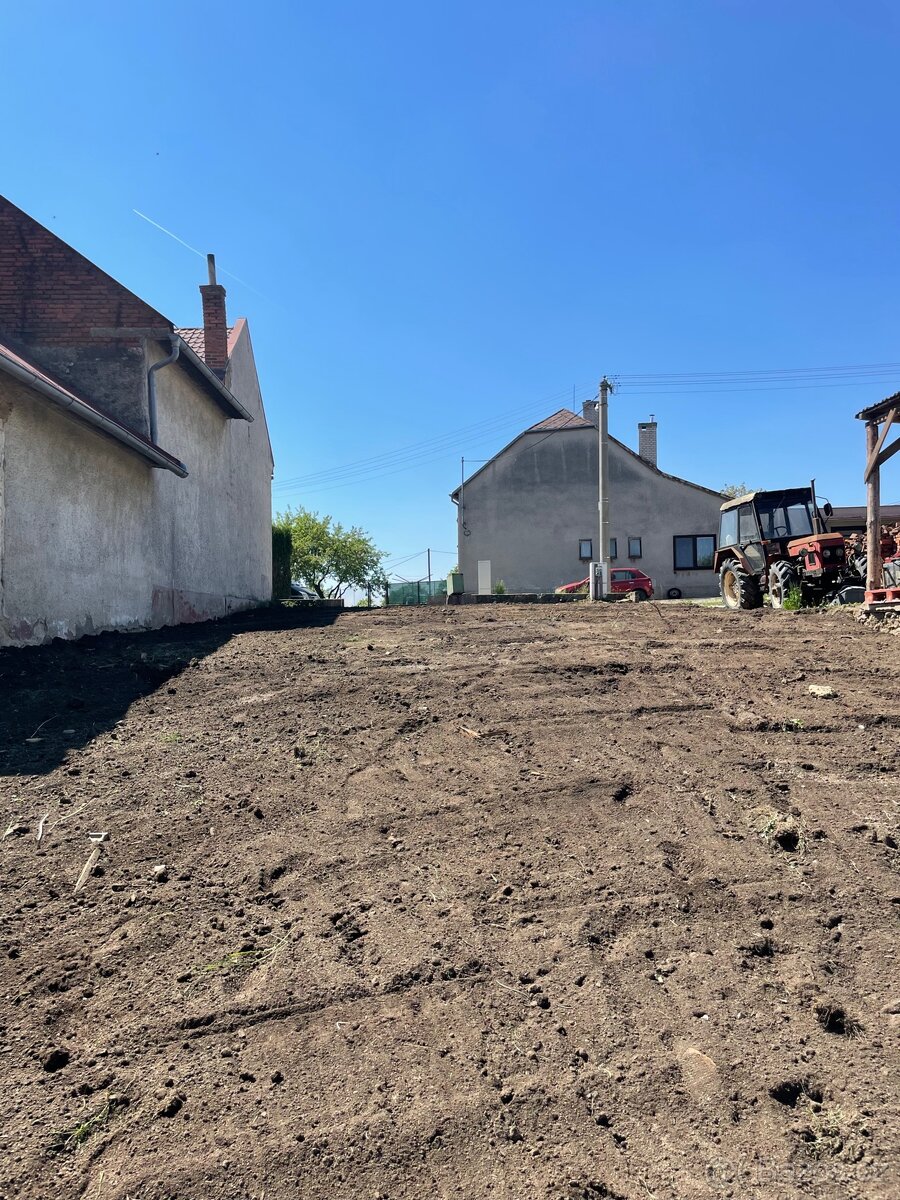 Dražba pozemku 890 m², Pardubice-Svítkov — fotka 3